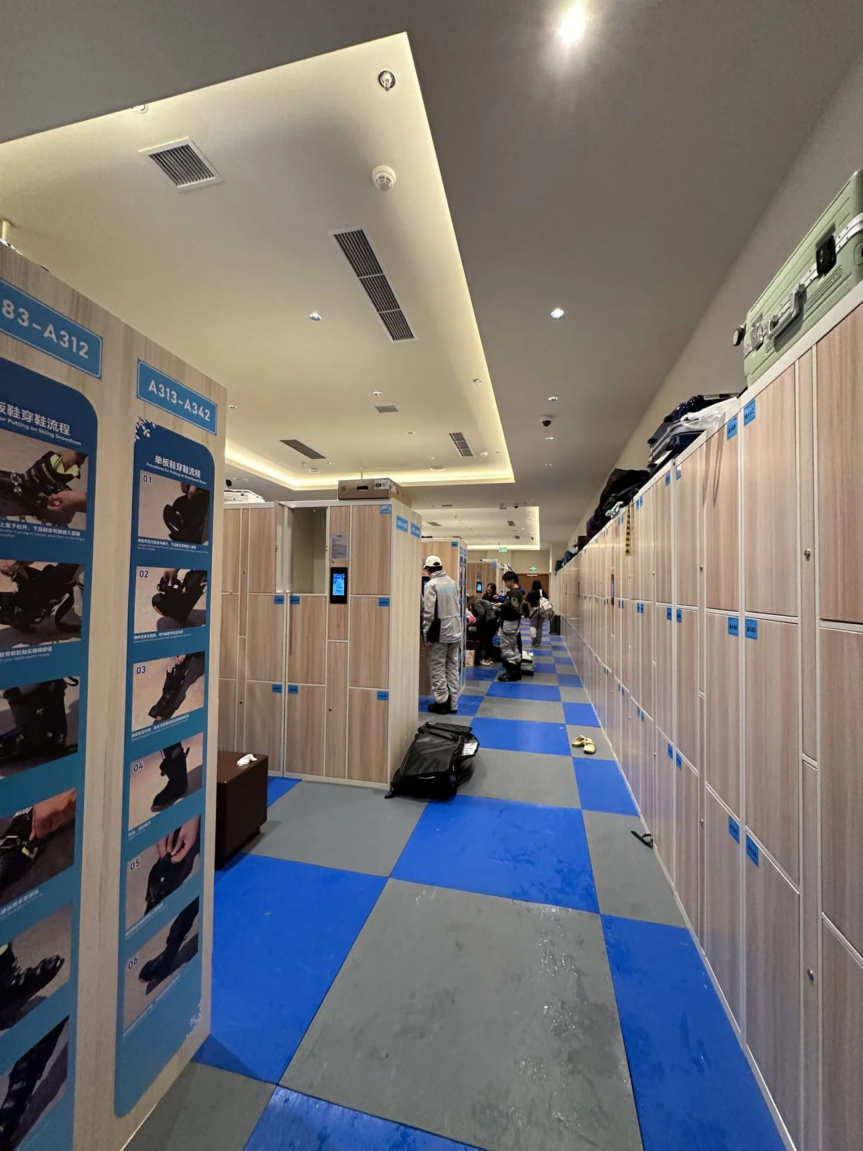 Shanghai-Residents-Seek-Relief-from-Record-Heat-at-Massive-Indoor-Ski-Resort