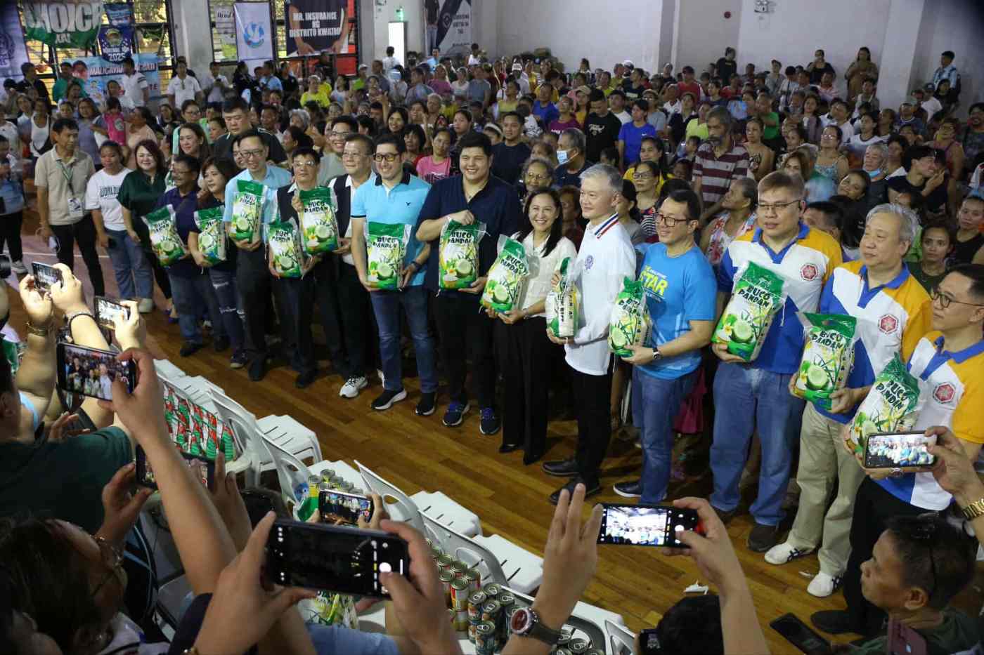 Quezon-City-Mayor-Distributes-Relief-Aid-to-Typhoon-Victims-in-Barangay-Tatalon