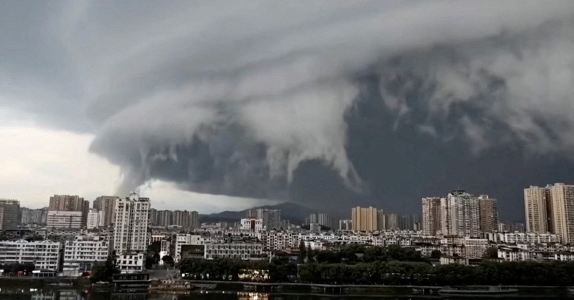 Malacanang-Orders-Suspension-of-Work-and-Classes-in-Metro-Manila-and-29-Provinces-Due-to-Super-Typhoon-Nando